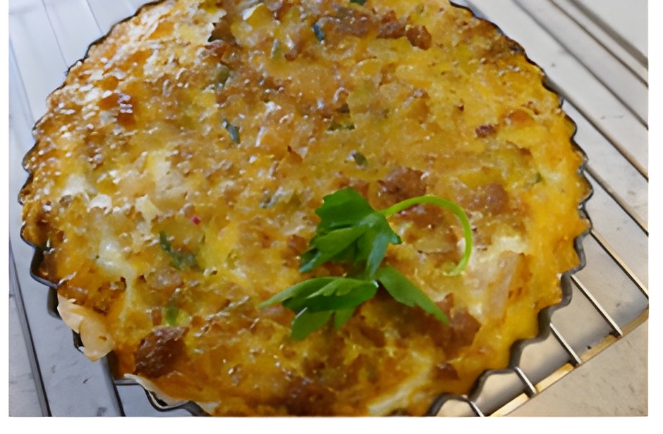 Hartige taart met rundergehakt, spitskool , pindakaas en sambal.