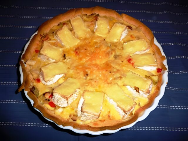 Hartige taart met witlof, paprika en gerookte kip