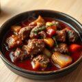 Hazenstoofpot met rode wijn en chorizo