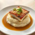 Heilbot met aardappelpuree, lente-ui en bakjus