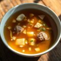 Heldere bouillon van bosduif met groenten