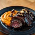Hindefilet met noten, bospaddestoelen en zoete aardappelpuree