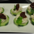 Aperitiefhapje met komkommer en gerookte forelfiletmousse.