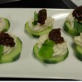 Aperitiefhapje met komkommer en gerookte forelfiletmousse.