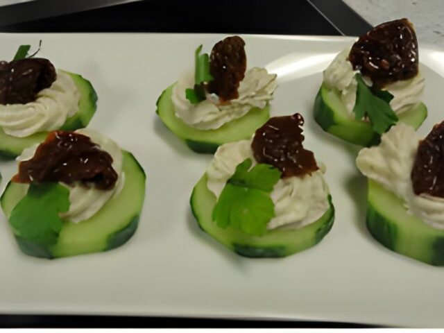 Aperitiefhapje met komkommer en gerookte forelfiletmousse.