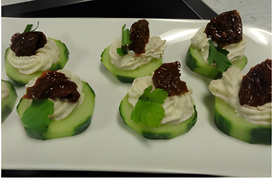 Aperitiefhapje met komkommer en gerookte forelfiletmousse.