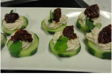 Aperitiefhapje met komkommer en gerookte forelfiletmousse.