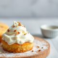 IJs met perzik en cake
