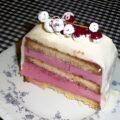 IJscake met rode bessen