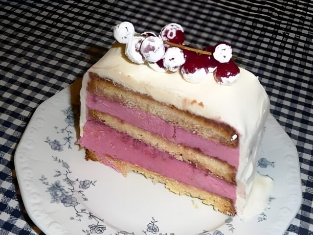 IJscake met rode bessen