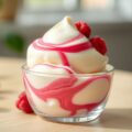IJsje van vanilleyoghurt met frambozenswirl