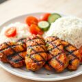 In yoghurt gemarineerde kip met rijst en salade