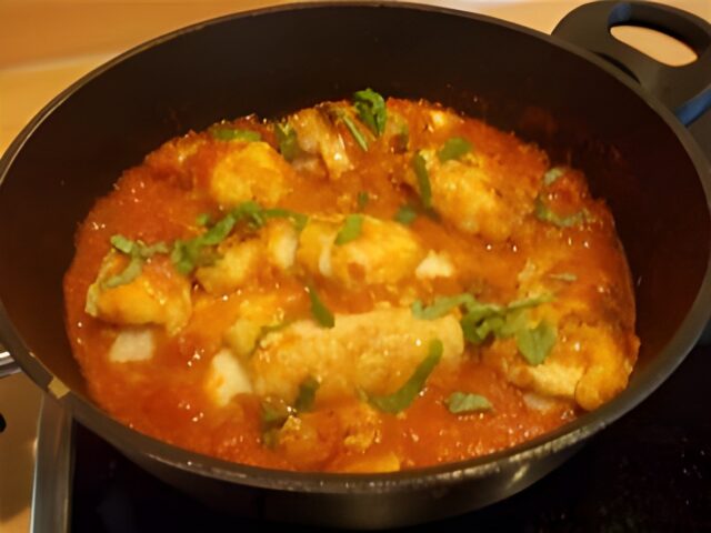 Involtini van kipfilet met mozzarella in tomatensaus