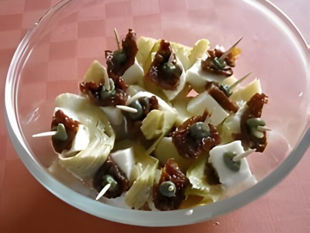 Italiaans borrelhapje artisjokharten mozzarella en gedroogde tomaten
