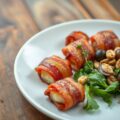 Kaas-baconpakketjes met olijvensalade