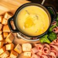 Kaasfondue met ham en pesto
