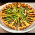 Kaastaart met groene asperges