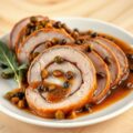Kalfsrollade met rode en groene peperbessen