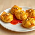 Kerriekussentjes met tomatensaus