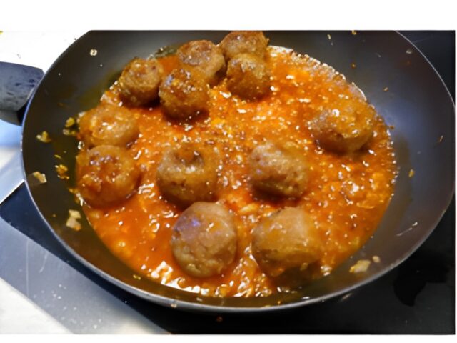 Ketjapballetjes in licht pittige zoetzure saus.