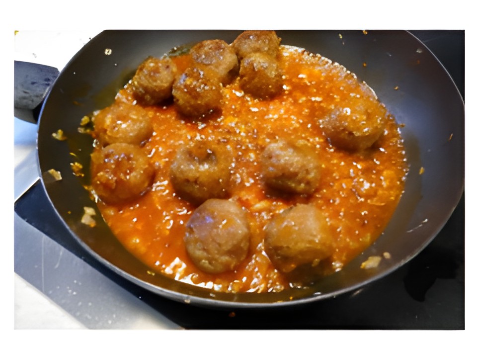Ketjapballetjes in licht pittige zoetzure saus.