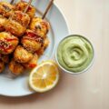 Kip sesamspiesjes met avocadosaus