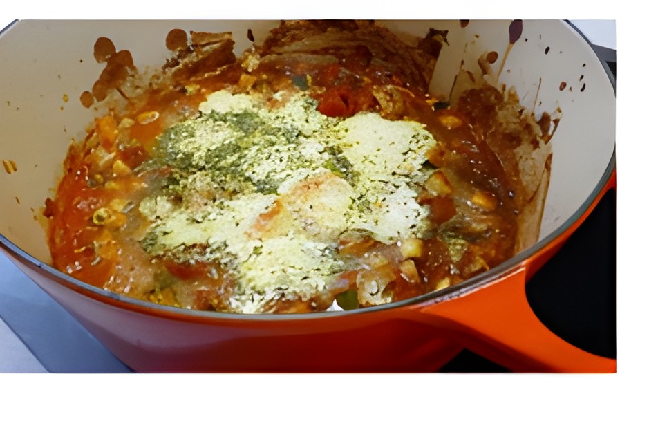 Kip uit de oven in aparte Italiaanse tomatensaus