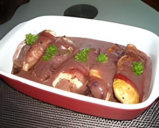 Kipfilet in bacon met een romige portsaus