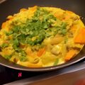 Kipfilet in kerrie-kokossaus met groenten en koriander