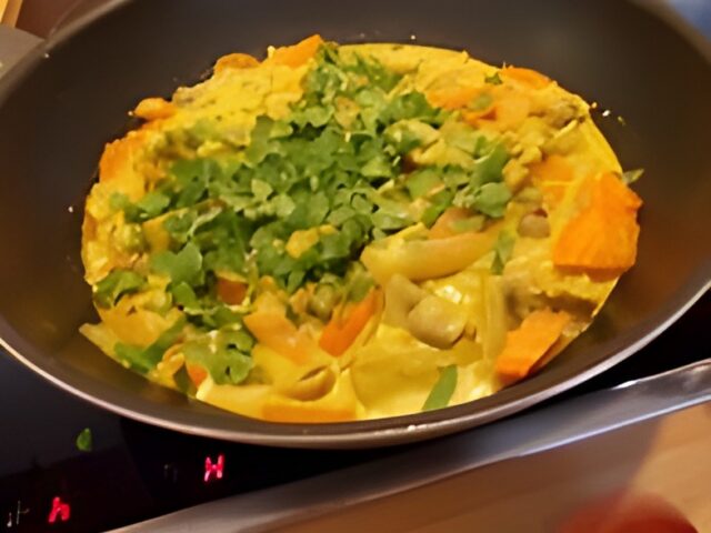 Kipfilet in kerrie-kokossaus met groenten en koriander