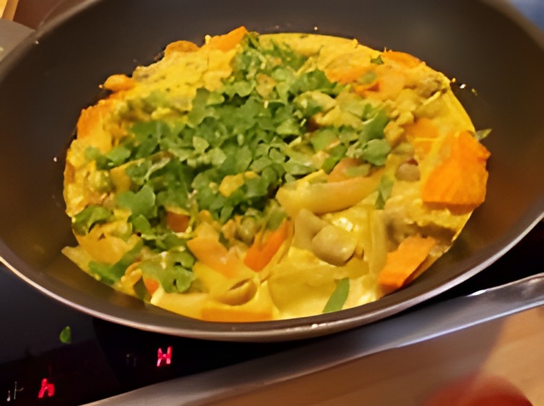 Kipfilet in kerrie-kokossaus met groenten en koriander