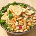 Kipsalade met banaan en sinaasappeldressing