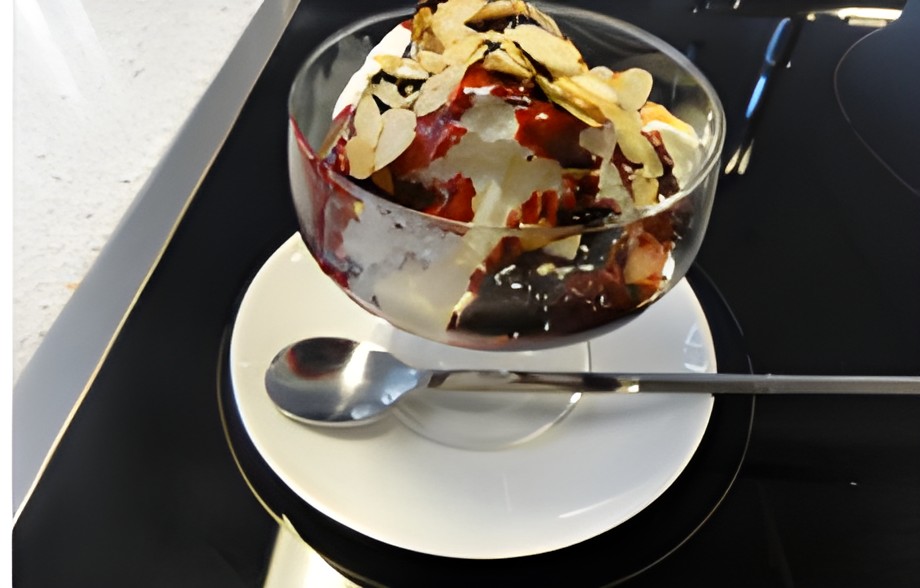 “Heisse Liebe ” lekker roomijs met warme zomervruchtenpuree