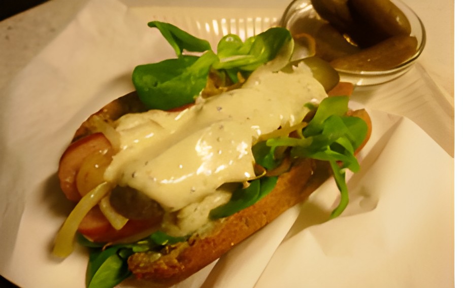 Broodje rookworst met honingmosterdsaus