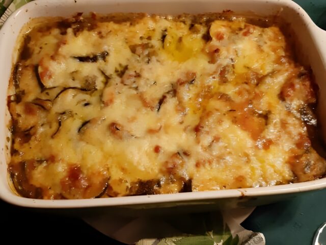 Ovenschotel van courgette met pesto, tomaat en mozzarella