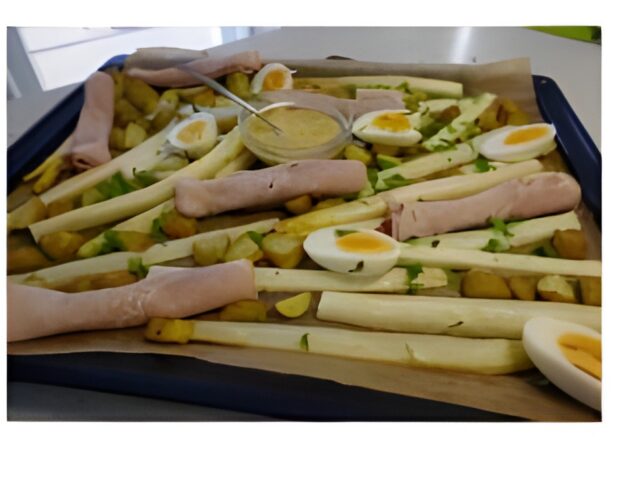 Klassieke Hollandse Traybake met asperges, kriel, ham en ei.
