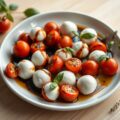 Kleine gare tomaatjes met mozzarellabolletjes