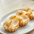 Kleine perentaartjes met amandel schilfers
