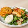 Kletskoppen van geitenkaas met rivierkreeftjes