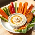 Knapperige groenten met auberginedip