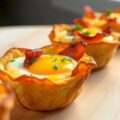 Knapperige ontbijtcups met spek en een eitje