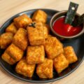 Knapperige tofuballetjes met zoete chilisaus