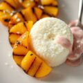 Kokos-rijstkoekje met gegrilde ananas, aardbeien-yoghurt