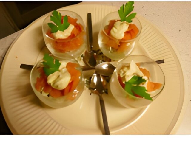 Komkommertartaar met zalm uit een glaasje.