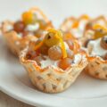 Korfjes van filodeeg met druiven en room
