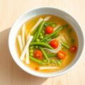 Koud geserveerde heldere groentenbouillon