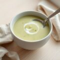 Koude soep van aardappelen, sla en zuring