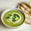 Koude soep van avocado en komkommer met Flatbreads