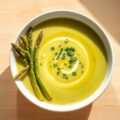 Koude soep van courgettes en gebakken asperges