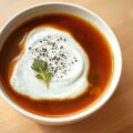 Krachtige runderbouillon bedekt met een schuimig l